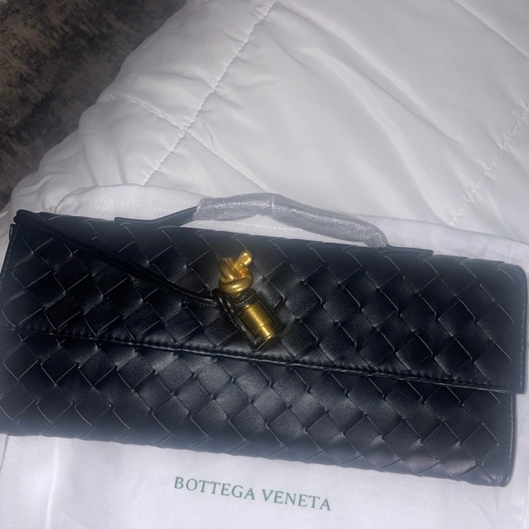 Bottega Veneta Handbags - 😍 Black Bottega Veneta Black Andiamo Clutch